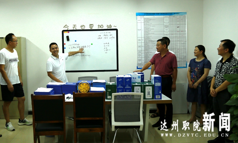 学校慰问“双高建设”暑假加班人员